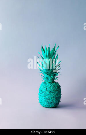 Ananas in blu luce al neon, concetto discoteca, copia dello spazio per il testo. Foto Stock