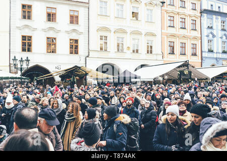 La Repubblica Ceca, Praga - 26 dicembre 2018: folla di turisti sulla piazza Venceslao a Praga. Foto Stock