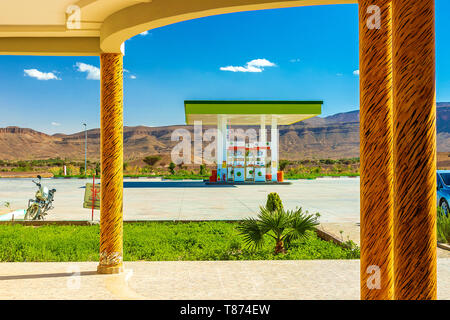 Green Gas Station in zone aride, nel deserto, contro lo sfondo delle montagne Atlas in Marocco. Foto Stock