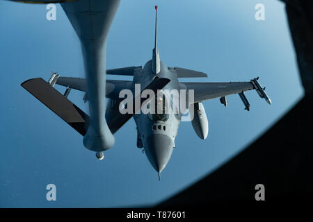 Un F-16CM Fighting Falcon dalla 35th Fighter Wing, Misawa combatté Air Base, si prepara a fare rifornimento con una KC-135 Stratotanker dal 909th Air Refuelling Squadron, Kadena Air Base, durante una routine di esercizio di formazione al largo delle coste del Giappone, 8 maggio 2019. Il 909th ARS consente di garantire un libero-e-aprire Indo-pacifico fornendo aria rifornimento per Stati Uniti, alleati e partner nell'ambito di responsabilità. (U.S. Air Force foto di Airman 1. Classe Matteo Seefeldt) Foto Stock