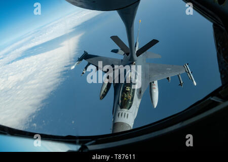 Un F-16CM Fighting Falcon dalla 35th Fighter Wing, Misawa combatté Air Base, refuels con una KC-135 Stratotanker dal 909th Air Refuelling Squadron, Kadena Air Base, durante una routine di esercizio di formazione al largo delle coste del Giappone, 8 maggio 2019. Il 909th ARS consente di garantire un libero-e-aprire Indo-pacifico fornendo aria rifornimento per Stati Uniti, alleati e partner nell'ambito di responsabilità. (U.S. Air Force foto di Airman 1. Classe Matteo Seefeldt) Foto Stock