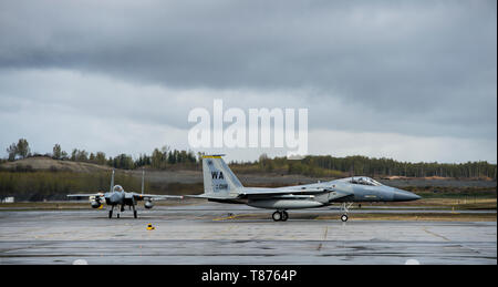 Stati Uniti Air Force F-15 Strike Eagles assegnato all'ottantacinquesimo il test e la valutazione del squadron da Nellis Air Force Base in Nevada, arrivano come parte di esercitare il bordo settentrionale 19, 8 maggio 2019 a base comune Elmendorf-Richardson, Alaska. Bordo settentrionale fornisce efficaci funzionalità, centrato a forze congiunte, pronto per la distribuzione in tutto il mondo e consente la reale padronanza di rilevamento, l'identificazione e il rilevamento delle unità in mare e in aria e a terra e rispondere alle molteplici crisi dell'Indo-Pacifico. (U.S. Air Force foto di Master Sgt. Nathan Lipscomb) Foto Stock