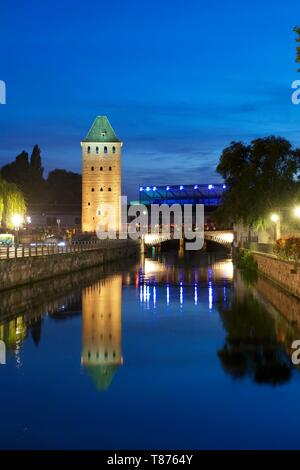 Francia, Bas Rhin, Strasburgo, città vecchia elencati come patrimonio mondiale dall' UNESCO, quartiere Petite France, ponti coperto oltre il fiume Ill e Musee d'Art Moderne et Contemporain de Strasbourg anche chiamato MAMCS (Museo di Arte Moderna e Contemporanea di Strasburgo) dall'architetto Adrien Fainsilber Foto Stock