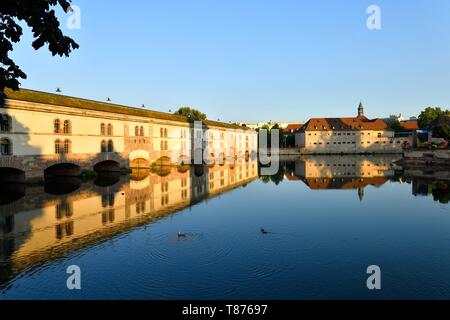 Francia, Bas Rhin, Strasburgo, città vecchia elencati come patrimonio mondiale dall' UNESCO, quartiere Petite France, Barrage Vauban (Vauban weir) oltre il fiume Ill e E.N.A. school (scuola nazionale di amministrazione) nella ex prigione per le donne Foto Stock