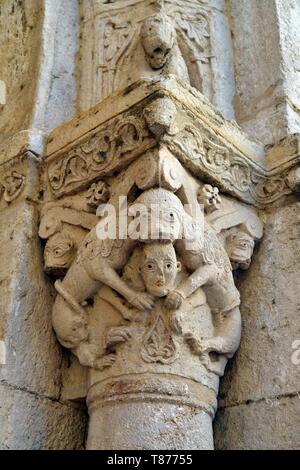 In Spagna, in Catalogna, Pirenei catalani, Garrotxa distretto, Besalu, la città medievale di Besalu, vecchio ospedale di Sant Julià, capitelli Foto Stock