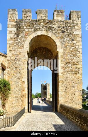 In Spagna, in Catalogna, Pirenei catalani, Garrotxa distretto, Besalu, la città medievale di Besalu, Pont Vell (Ponte Vecchio), ponte fortificato del XII secolo oltre il Fiume Fluvia Foto Stock