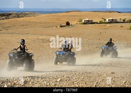 Il Marocco, Alto Atlante, Agafay, moto quad nel deserto Agafay Foto Stock