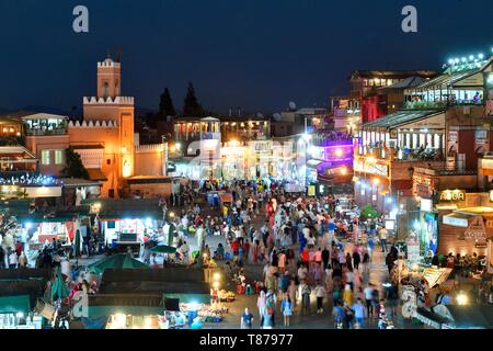 Il Marocco, Alto Atlante, Marrakech città imperiale, medina elencati come patrimonio mondiale dall'UNESCO, la Piazza Jamaa El Fna Foto Stock