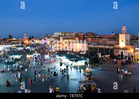 Il Marocco, Alto Atlante, Marrakech città imperiale, medina elencati come patrimonio mondiale dall'UNESCO, la Piazza Jamaa El Fna Foto Stock