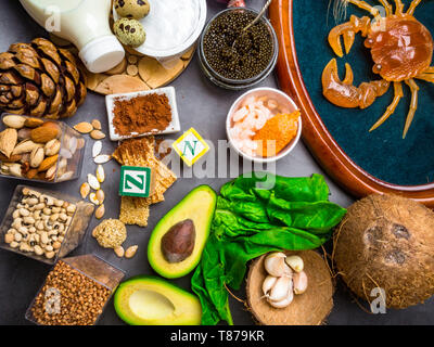 Alimenti con zinco sulla tabella di calcestruzzo. Vista superiore Foto Stock