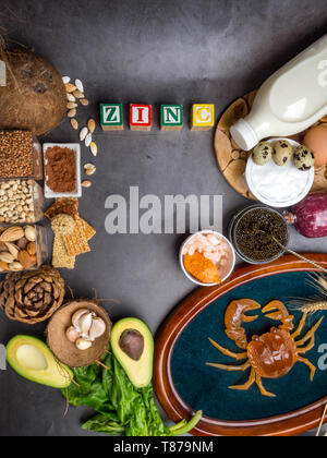 Alimenti con zinco sulla tabella di calcestruzzo. Vista superiore della salute alimentare Foto Stock