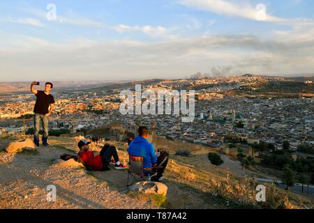 Il Marocco, Medio Atlante, Fes, Città Imperiale, Fes el Bali District, medina elencati come patrimonio mondiale dall' UNESCO, vista panoramica della medina (città vecchia) da tombe Merenid Foto Stock