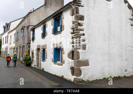La madre e il figlio a piedi da una bianca tipica casa francese in Saint-Goustan, Auray, Morbihan, in Bretagna, Francia Foto Stock