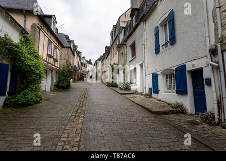 Tipica strada in Saint-Goustan, Auray, Morbihan, in Bretagna, Francia Foto Stock