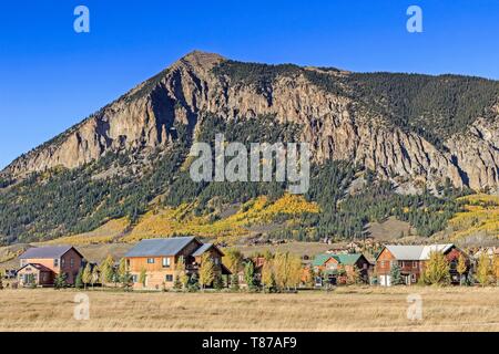 Stati Uniti, Colorado Montagne Rocciose, West Elk Mountains, la città di Crested Butte con Crested Butte in background Foto Stock