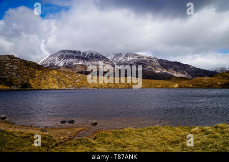 Snow-capped Arkle visto sul Loch stack su un blustery aprile giornata, Sutherland, Highlands scozzesi, REGNO UNITO Foto Stock