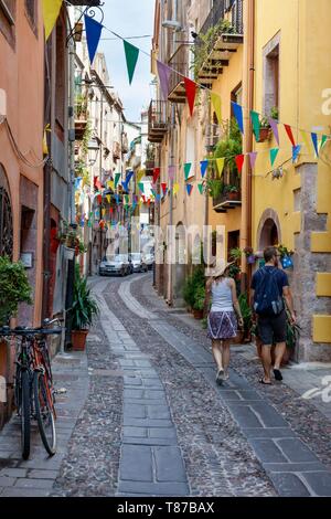 L'Italia, Sardegna, Provincia di Oristano, Bosa, turisti matura in una strada stretta Foto Stock