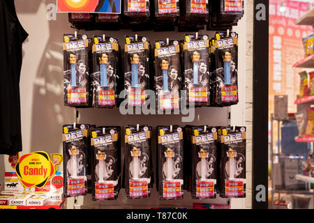 ELVIS PRESLEY Pez dispenser per vendita a It'szucchero, una caramella dal cancelletto chain store. Nel Greenwich Village di New York City. Foto Stock