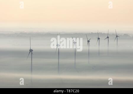 Francia, Vendee, Le Langon, turbine eoliche nella nebbia (vista aerea) Foto Stock