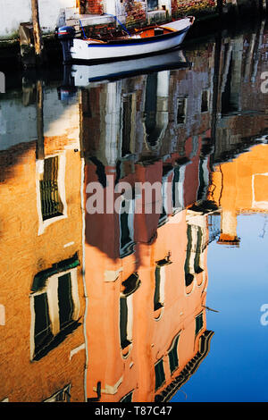 Le riflessioni di edificio in Canal Foto Stock