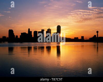 Lo Skyline di Dallas all'alba Foto Stock