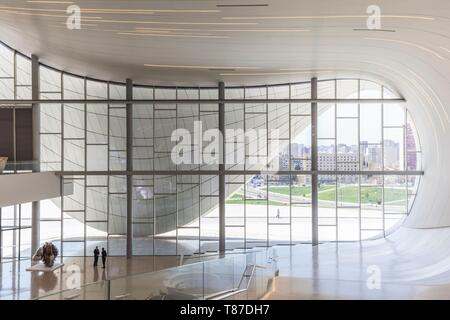 Azerbaigian, Baku, Heydar Aliyev Cultural Center, edificio progettato da Zaha Hadid, interior withg visitatori Foto Stock