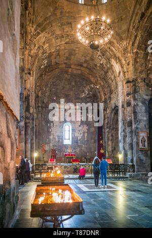 Armenia, Tatev, Tatev Monastero, IX secolo, interno con i visitatori Foto Stock