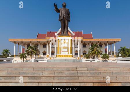 Laos, Vientiane, Kaysone Phomivan Museum, Edificio Esterno e statua di Kaysone Phomivan, Lao ex leader comunista Foto Stock