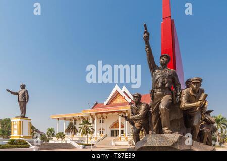 Laos, Vientiane, Kaysone Phomivan Museum, Edificio Esterno e scultura rivoluzionaria Foto Stock