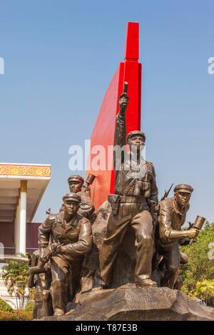 Laos, Vientiane, Kaysone Phomivan Museum, Edificio Esterno e scultura rivoluzionaria Foto Stock