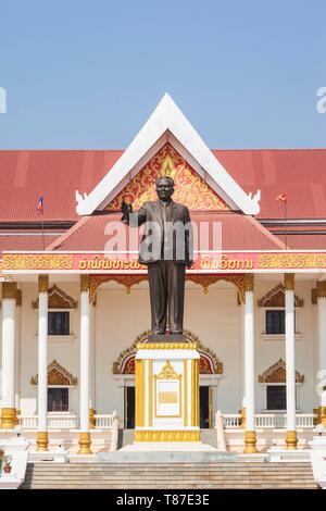 Laos, Vientiane, Kaysone Phomivan Museum, Edificio Esterno e statua di Kaysone Phomivan, Lao ex leader comunista Foto Stock