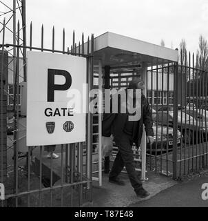 Un lavoratore lascia la MG Rover Longbridge factory per l'ultima volta. Foto Stock