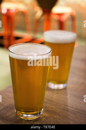 Due birre su un tavolo Foto Stock