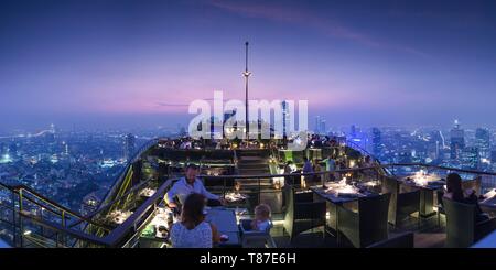 Thailandia, Bangkok, area lumphinee, Luna bar in cima al Banyan Tree Resort Hotel, crepuscolo Foto Stock