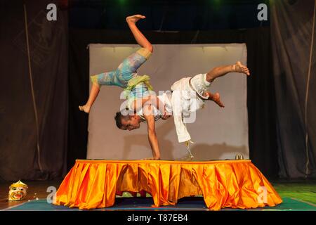 Cambogia, Battambang, Phar Ponleu Selpak, arti e la scuola del circo, acrobati durante le prestazioni di circo Foto Stock