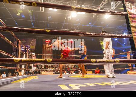 Cambogia, Phnom Penh, cambogiano di kick boxing match, pradal serey, kickboxers Foto Stock