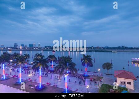 Cambogia, Phnom Penh, vista in elevazione lungo il Tonle Sap Riverfront, crepuscolo Foto Stock