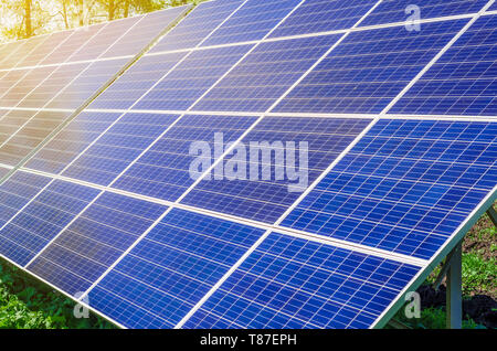 Pannello solare produce verde, rispettosi dell'ambiente energia dal sole. Foto Stock