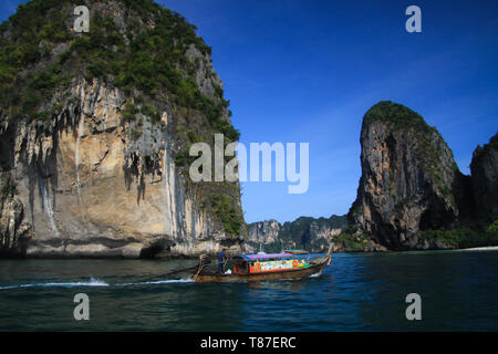 Gita in barca alle isole isolate lungo scogliere a picco nel blu del Mare delle Andamane vicino a Ao Nang, Krabi, Thailandia Foto Stock