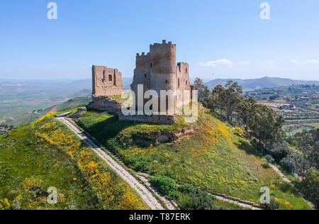 Castelli siciliani. Mazzarino castello medievale. Vista aerea Foto Stock