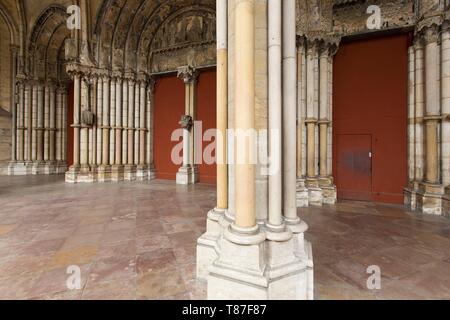 Francia, Cote d'Or, paesaggio culturale di Borgogna climi elencati come patrimonio mondiale dall' UNESCO, Dijon, il portico della facciata occidentale della cattedrale di Notre Dame de Dijon chiesa Foto Stock