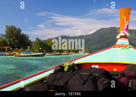 KO LIPE (Mare delle Andamane), Tailandia - 18 dicembre. 2013 - Arrivando con la barca dalla lunga coda e zaini a Ko Lipe Foto Stock