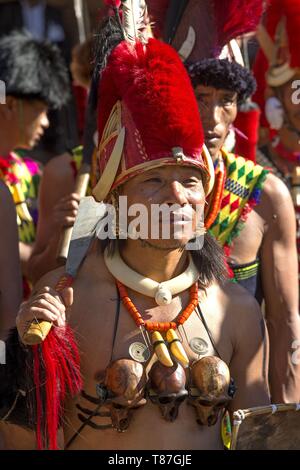 India, Nagaland, Kohima, riunione annuale di tutti i Naga tribù durante il Festival di Hornbill, naga guerriero della tribù Konyak indossa una collana con tre teschi simboleggianti i tre capi che aveva cacciato dal passato Foto Stock