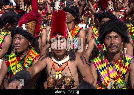 India, Nagaland, Kohima, riunione annuale di tutti i Naga tribù durante il Festival di Hornbill, naga guerriero della tribù Konyak indossa una collana con tre teschi simboleggianti i tre capi che aveva cacciato dal passato Foto Stock