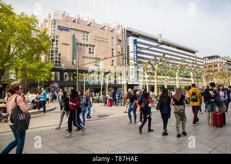 Francoforte, Germania - 23 Aprile 2019: scene di strada nel quartiere dello shopping lungo la Zeil Strasse con persone presenti Foto Stock