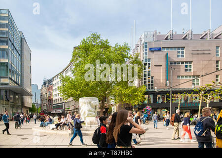 Francoforte, Germania - 23 Aprile 2019: scene di strada nel quartiere dello shopping lungo la Zeil Strasse con persone presenti Foto Stock