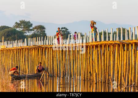 India, Assam, Majuli isola in mezzo al fiume Brahmapoutre, legno e bambù bridge Foto Stock