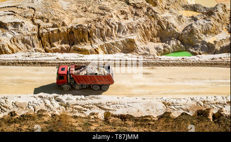 Il rosso autocarro con cassone ribaltabile. Cava di caolino. Vetovo Zona villaggio, Bulgaria. Foto Stock