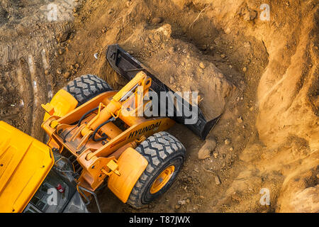 Ruse città, Bulgaria - 18 settembre 2017, il moderno escavatore esegue lavori di scavo sul sito in costruzione nella città di Ruse, Bulgaria. Foto Stock