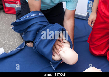 La rianimazione cardiopolmonare - CPR per neonati Foto Stock